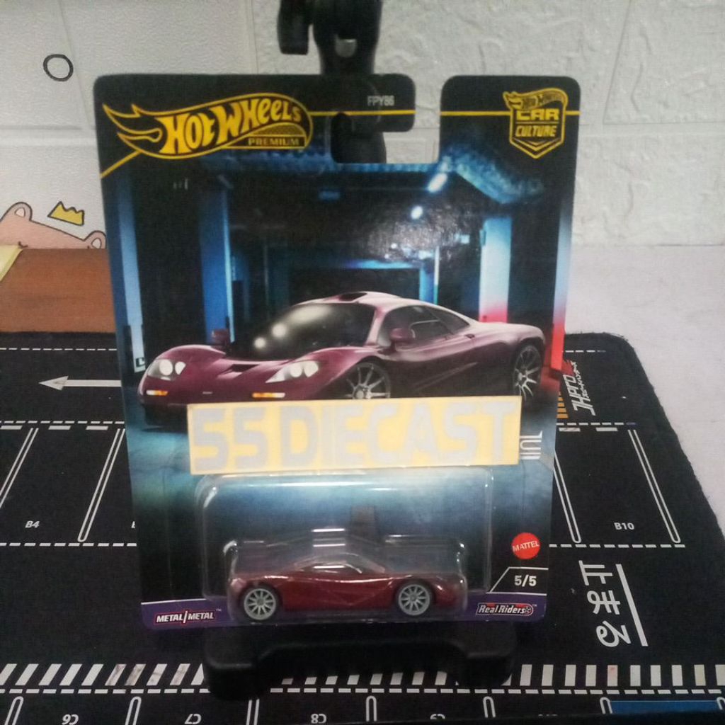 Hotwheels Mclaren F1 Maroon Premium