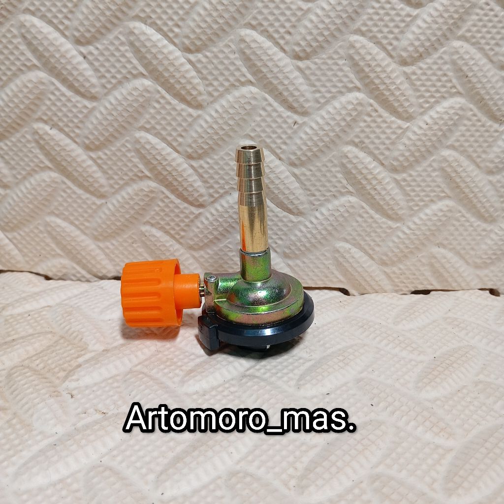 Kran konektor isi ulang gas kaleng torch portable menggunakan selang gas