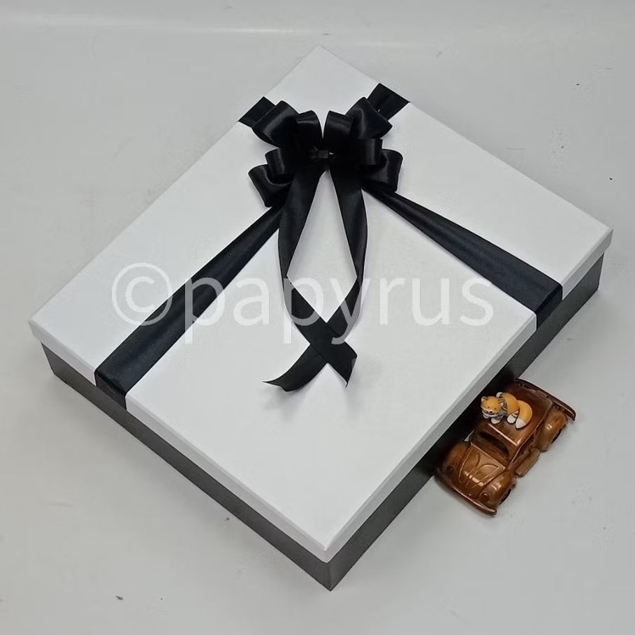 

PAPYRUS Kombinasi 35x40 Tinggi 10cm Kotak Kado Gift Box Hardbox Hampers V2
