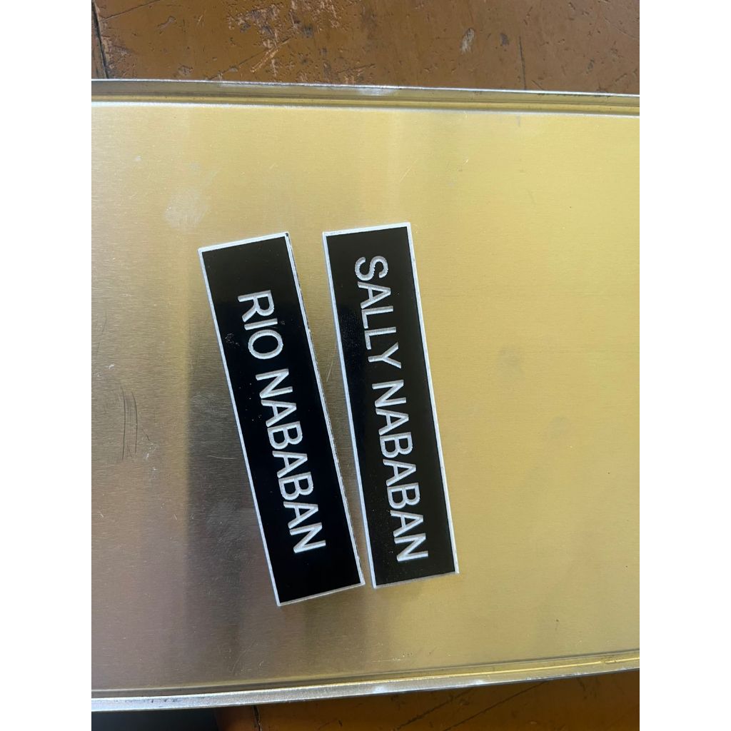 

Bagde Nama Laser Hitam Putih Akrilik 2mm