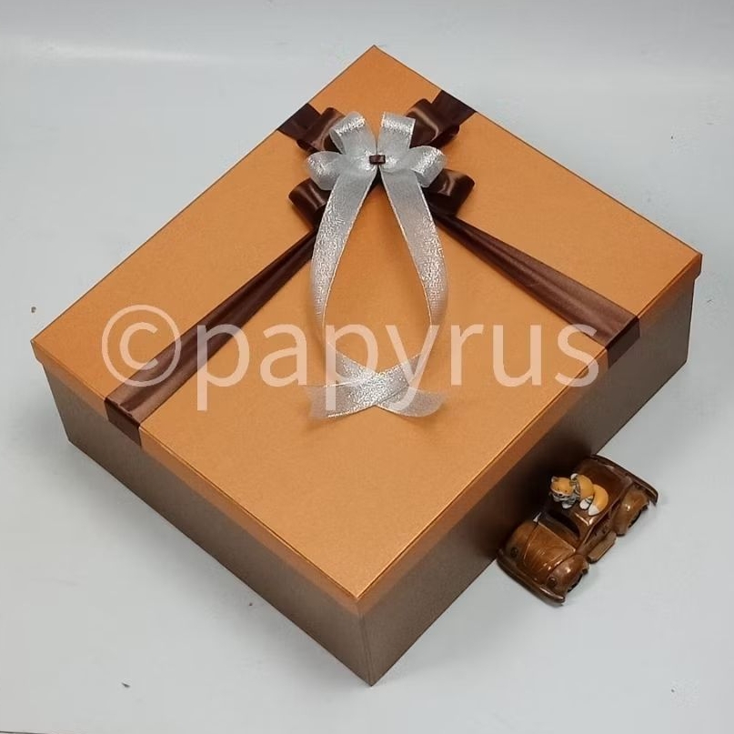 

PAPYRUS Kombinasi 35x40 Tinggi 15cm Kotak Kado Gift Box Hardbox Hampers Hadiah V3