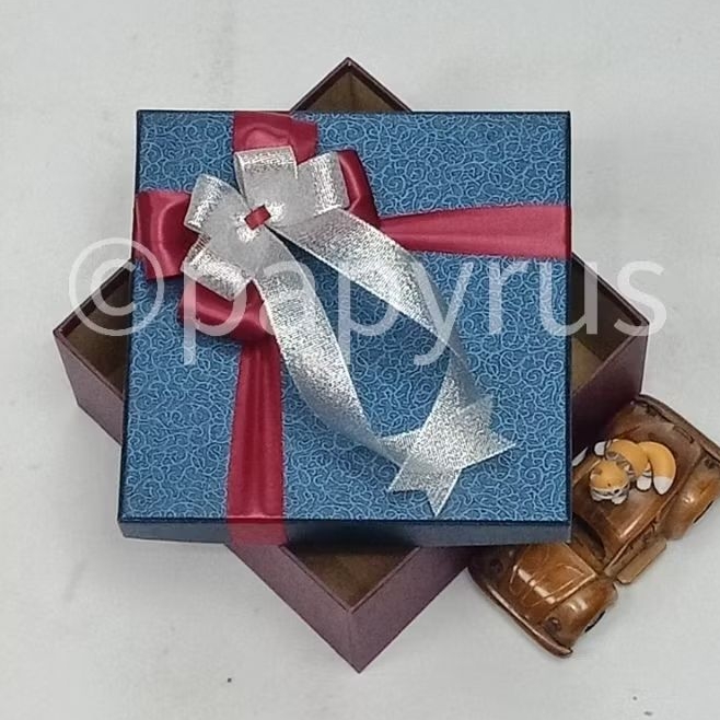 

PAPYRUS Kombinasi 20x20 Tinggi 5cm Kotak Kado Gift Box Hardbox Hampers Hadiah V1