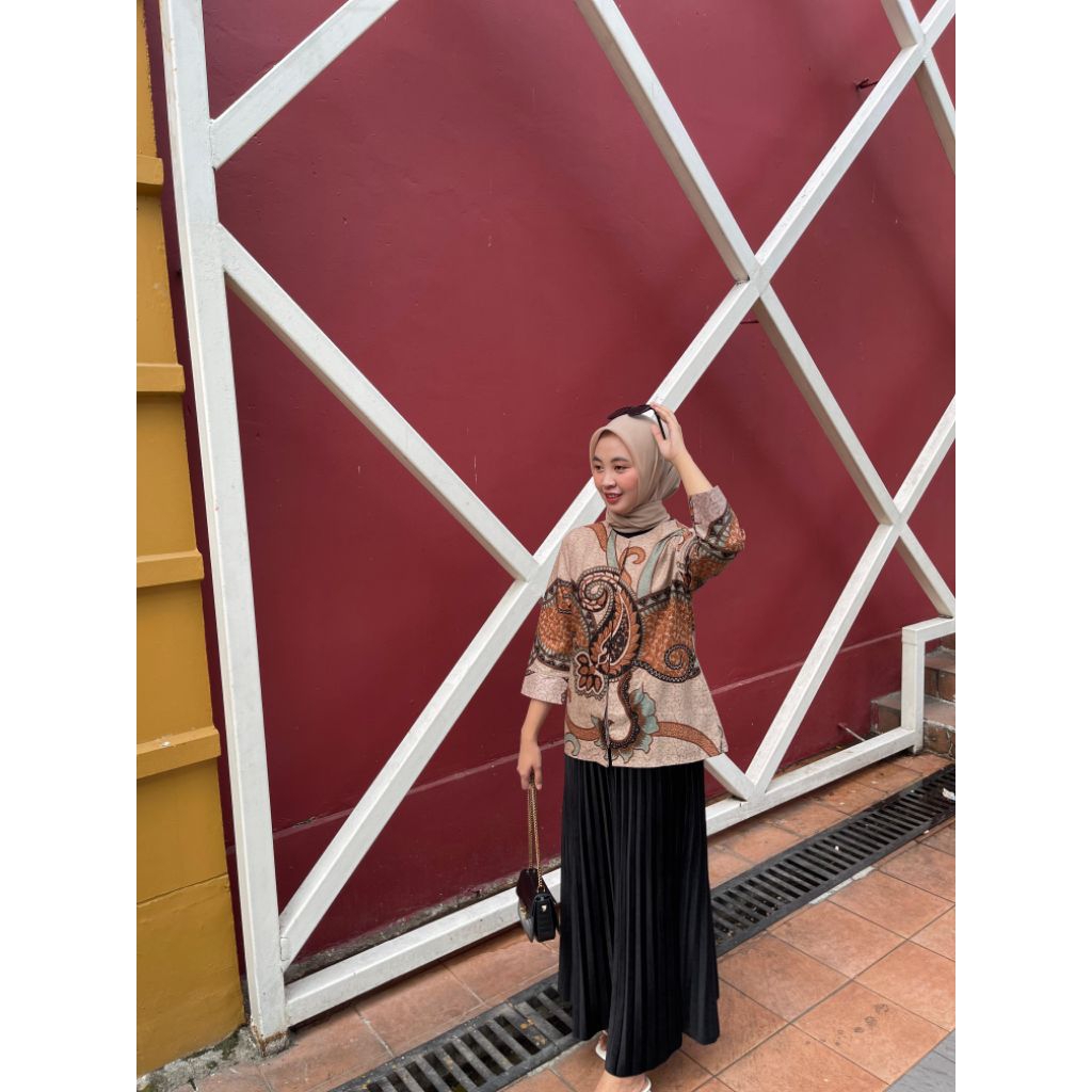 Blouse Batik Atasan Wanita Kerja Qistina Batik Bahan katun motif KRATON model kancing depan sudah la