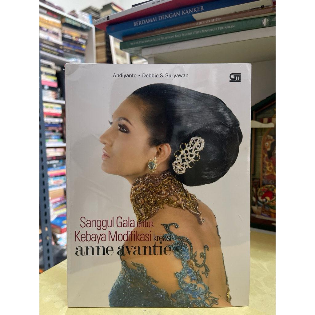 BUKU SANGGUL GALA UNTUK KEBAYA MODIFIKASI KREASI ANNE AVANTIE
