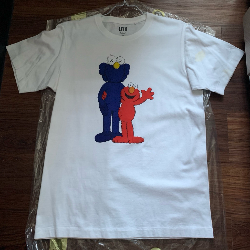Kaos Uniqlo x KAWS x Sesame Street BFF Elmo - Original & Rare