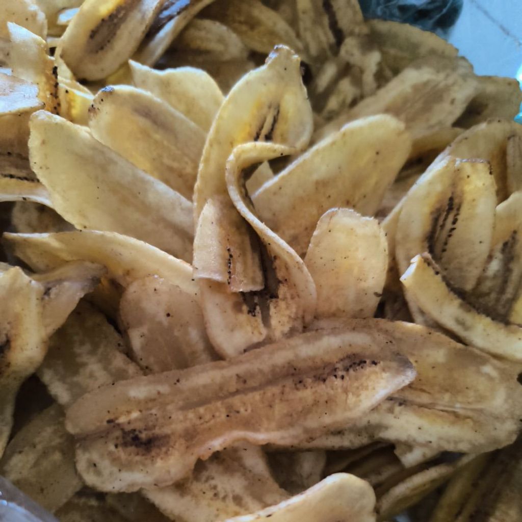 

oleh-oleh Batam keripik pisang asli buatan ibu (nazhella snack )500 gram.