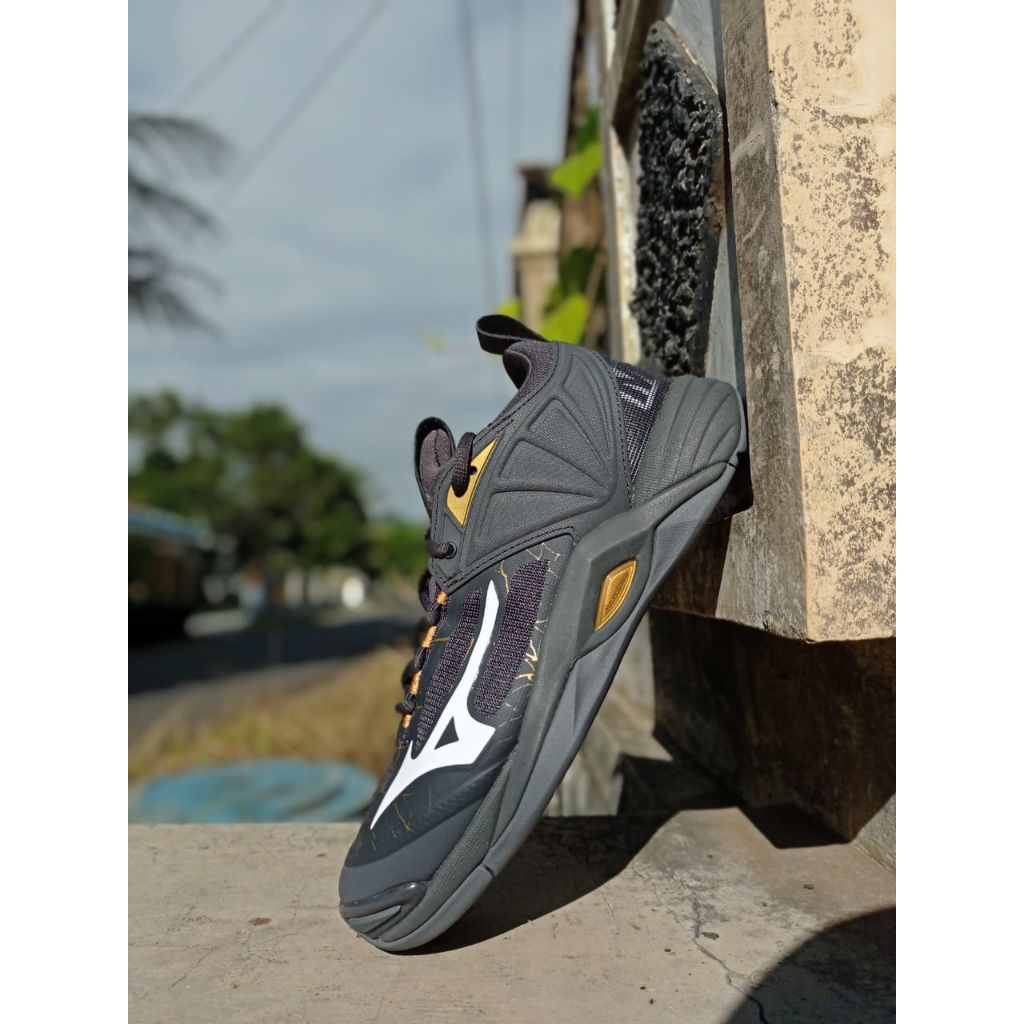 Sepatu voli Mizuno wave momentum 2 low