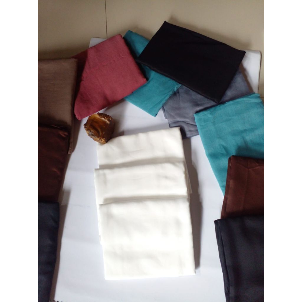 kerudung segi empat Paris polos warna putih