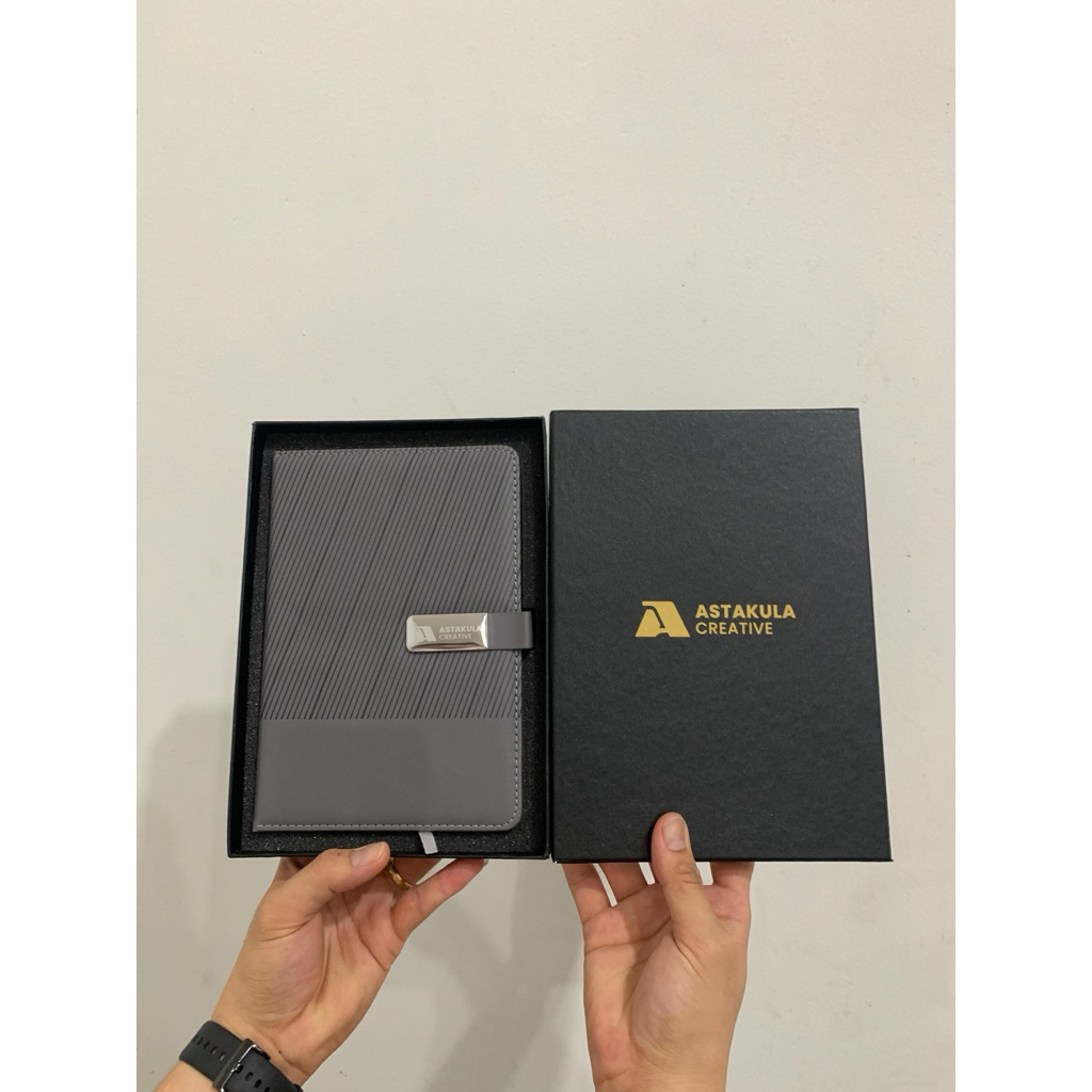 

Free Grafir Custom Logo Dan Nama - GIFT BOX Buku Agenda A5 GiftBox / NoteBook Souvenir laser