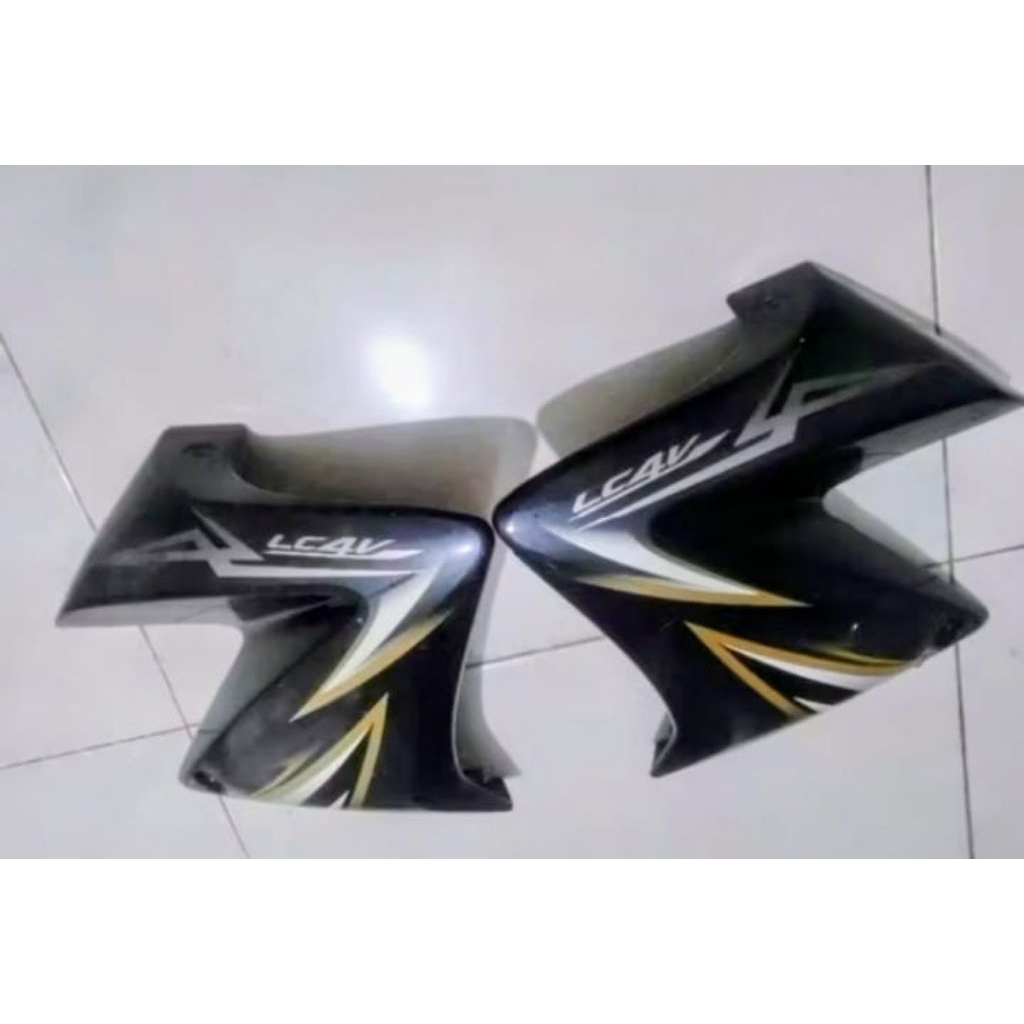 Sayap kupingan tangki Vixion old merah original second copotan