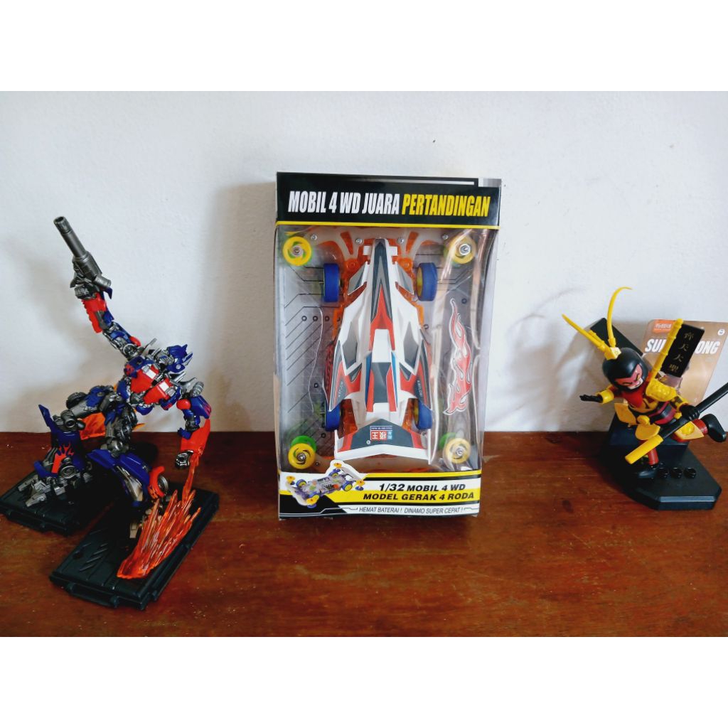 Tamiya Mini 4WD PRO No.17 Neo Falcon Mobil Balap