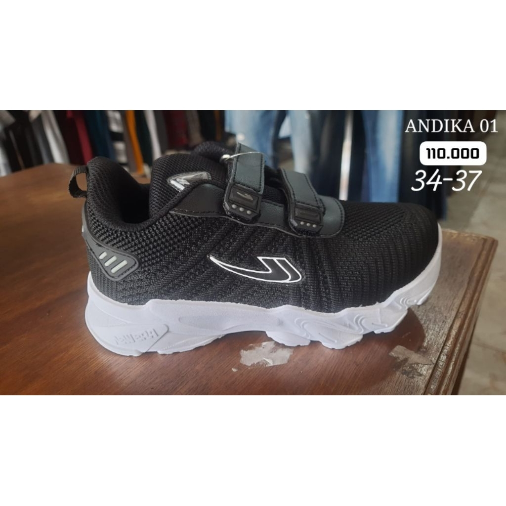 Sepatu sekolah hitam putih new era