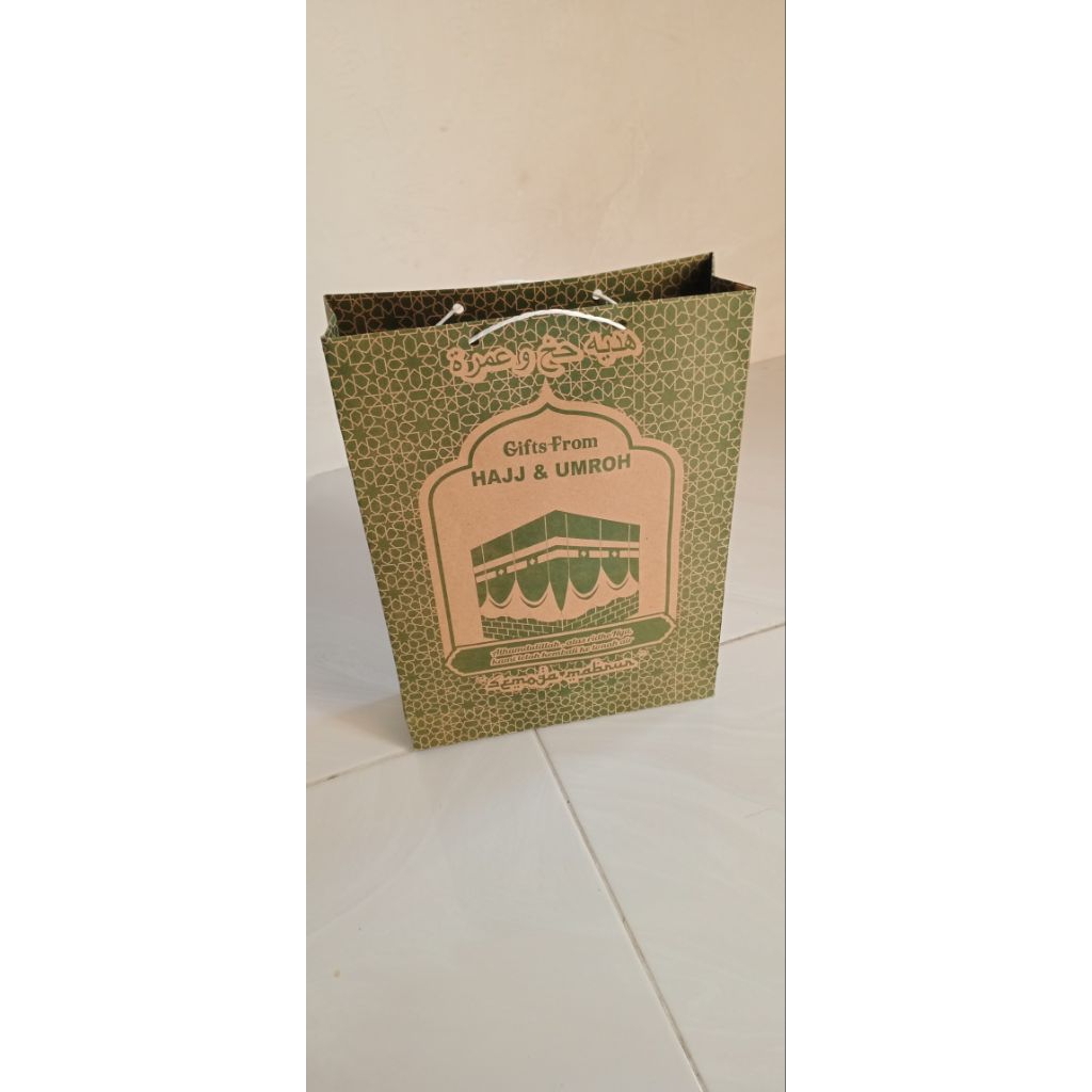 

paperbag haji dan umroh 23x8x30 ( perpak isi 50 lembar)