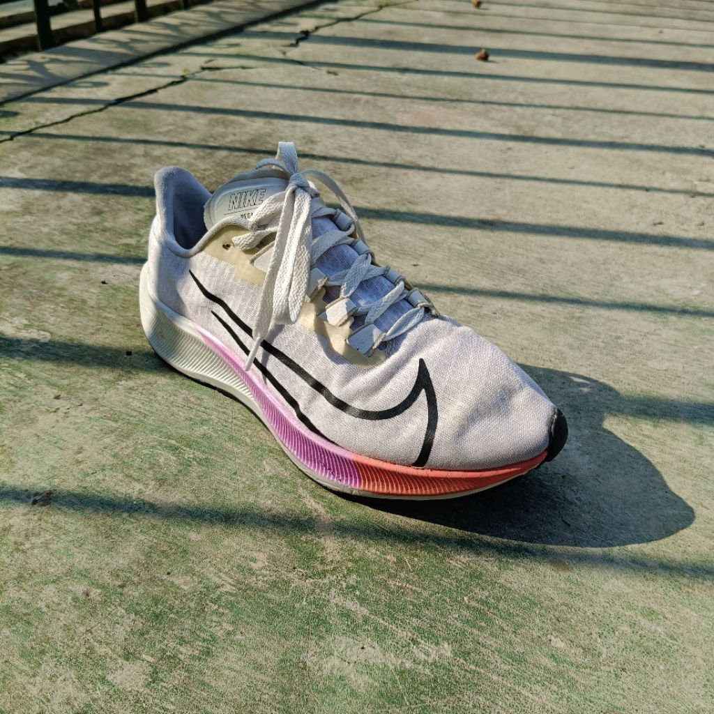 Size 43 | Pegasus 37 Putih Sepatu Running