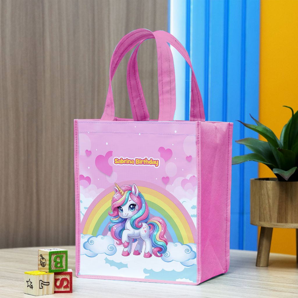 

Muat Kotak Ayam Ukuran Potrait/ Tas Ulang Tahun Motif Unicorn Proses Cepat 2 Hari Jadi