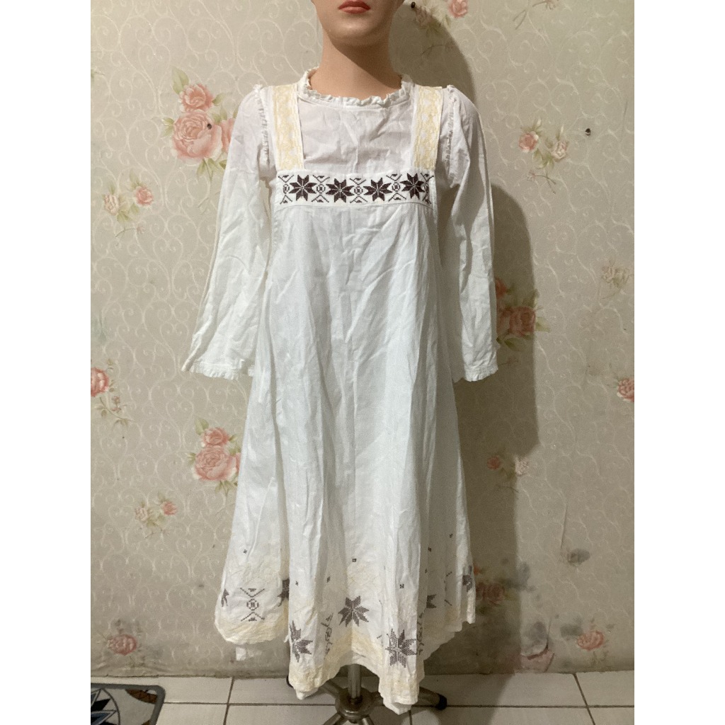 GAUN DRESS WANITA PUTIH MOTIF BORDIR BAHAN KATUN TANGAN PANJANG