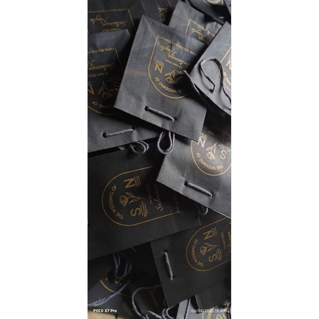 

paper bag 15 x 8 x 20 hitam + sablon