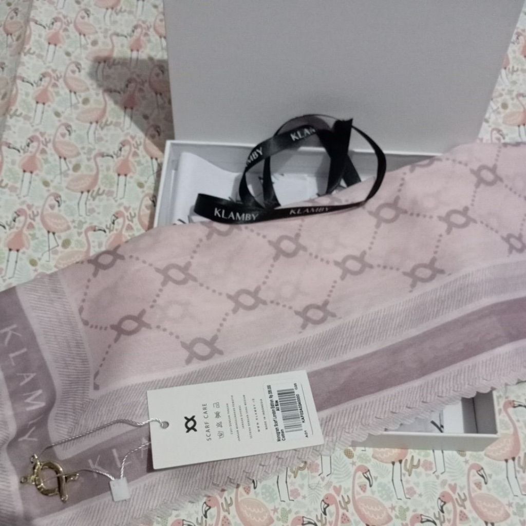 scarf wearing klamby MONOGRAM London warna cotton