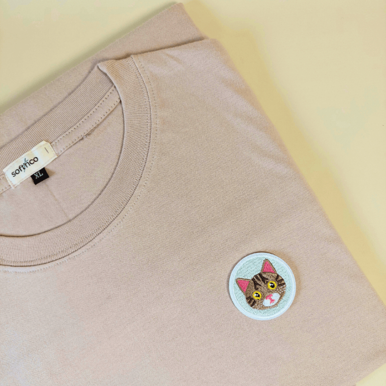 Kucing Belang Imut Kaos Bordir Stiker Kucing Imut - Tshirt Polos Unisex Soft Cotton Sticker cowok ce