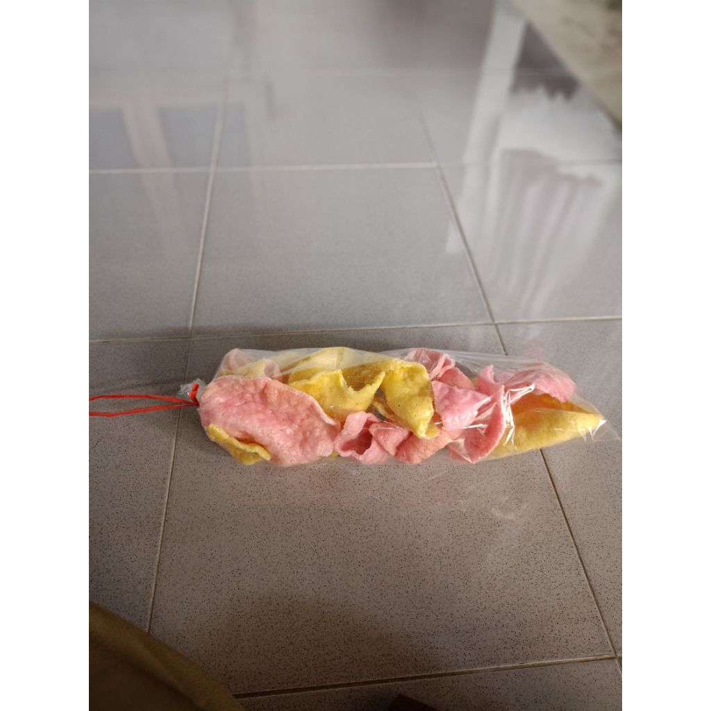 

krupuk goreng pasir merah kuning ada rasanya