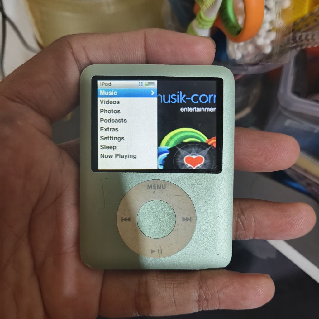 ipod nano gen 3 normal layar aman baterai masih awet synch lancar isi lagu jg aman sudah terisi lagu