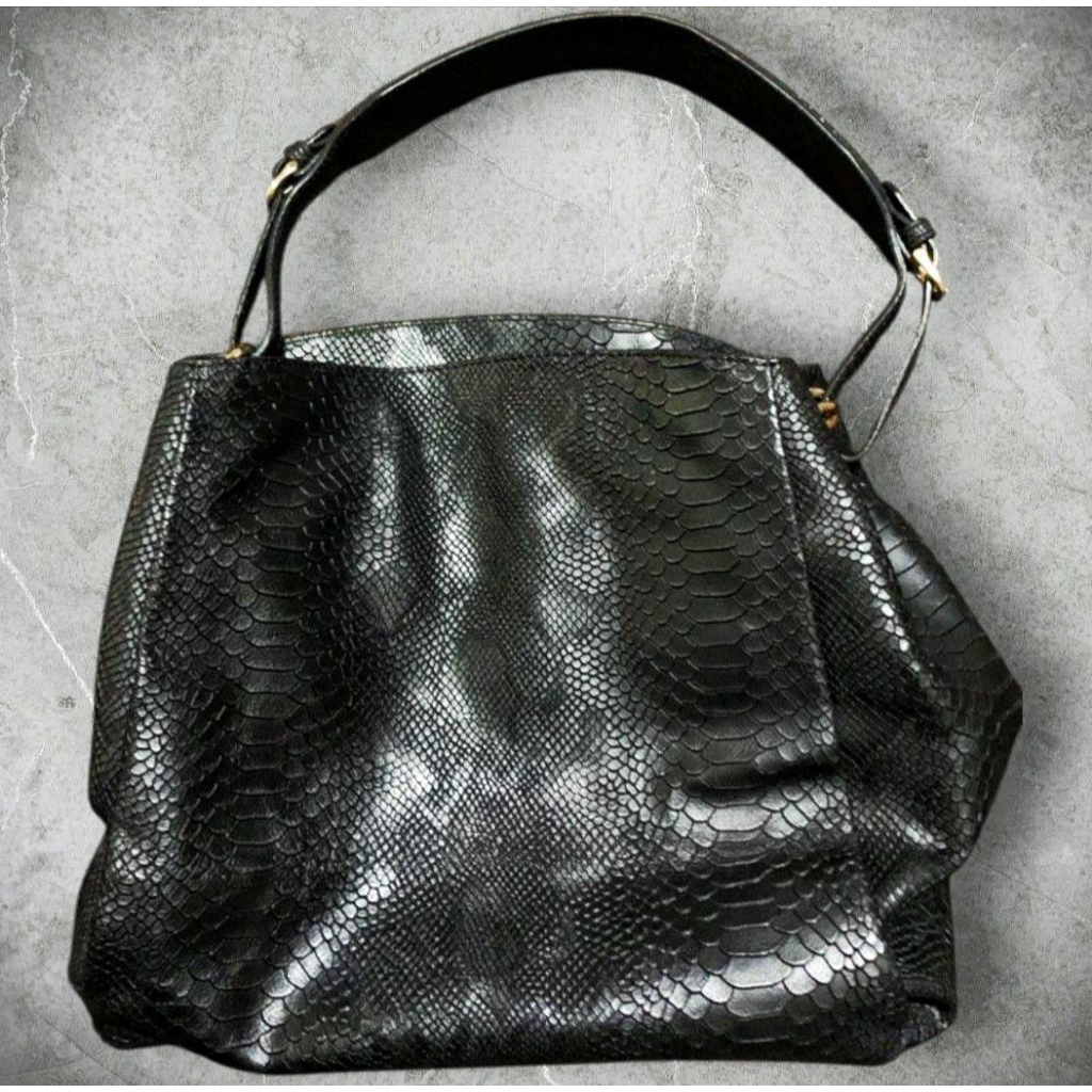 Tas Hitam Hobo Brera