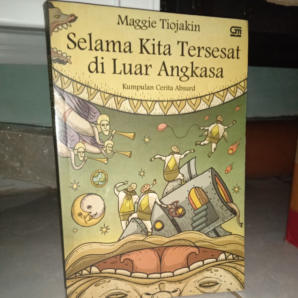 Selama kita tersesat diluar angkasa ( karya Maggie Tiojakin )