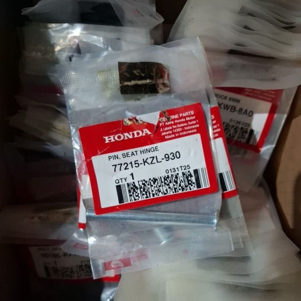 Pin Seat Hinge Engsel Jok Box Luggage Bagasi BeatScoopy Spacy Vario 110 125 150 77215-KZL-930