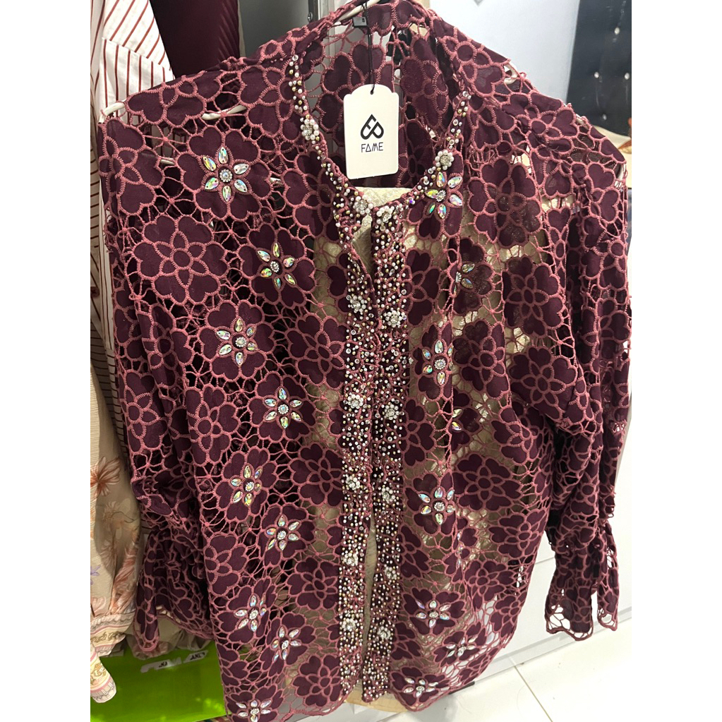 Preloved new atasan brokat elegan burgundy payet halus 1 set dengan rok songket BW