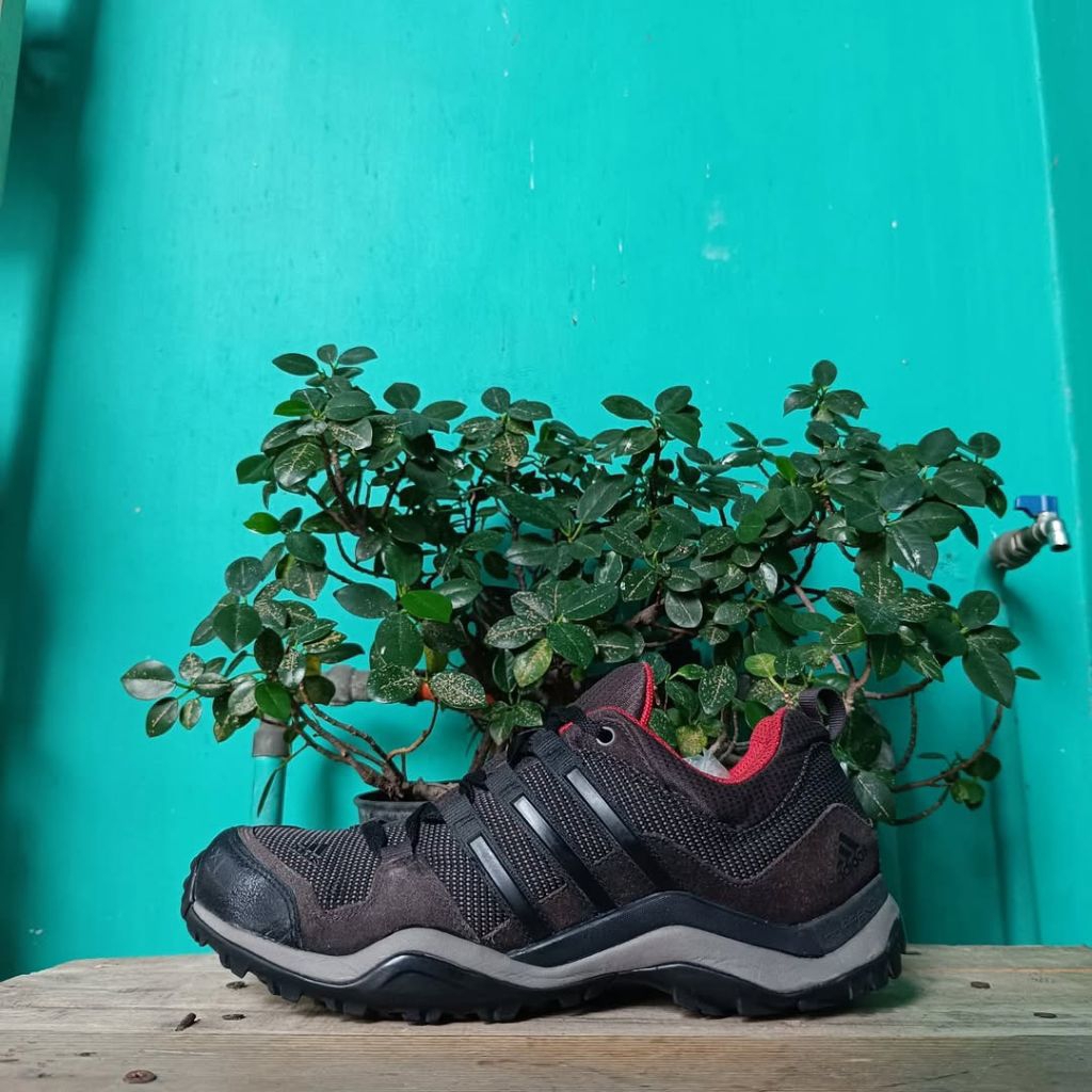 sepatu gunung hiking treking outdoor adidas size 43 second