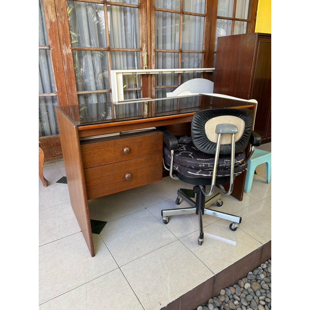 Set Meja Kerja dan Kursi