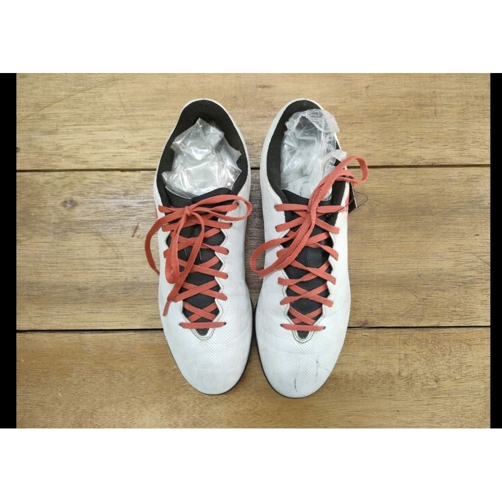 SEPATU SECOND FUTSAL PUTIH