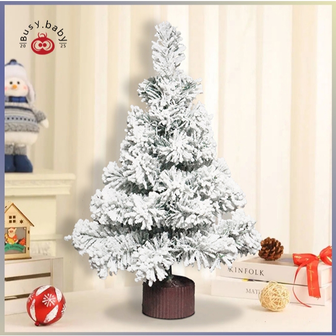 Pohon Natal / Pohon Natal di desktop rumah untuk Natal / Dekorasi liburan Natal dan Tahun Baru prope