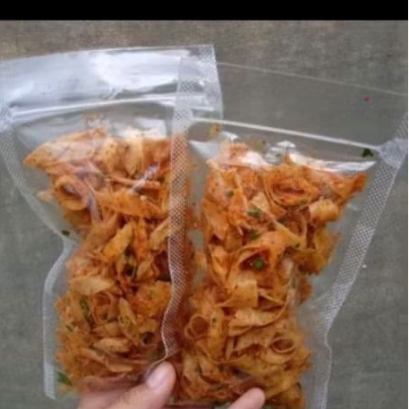 

kerupuk pangsit pedas daun jeruk isi 150gr.