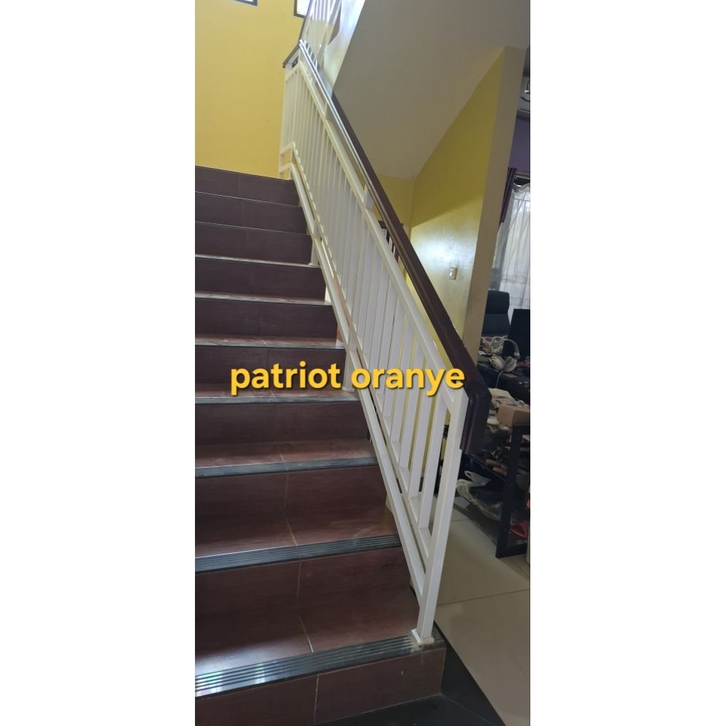 Railing tangga kayu
