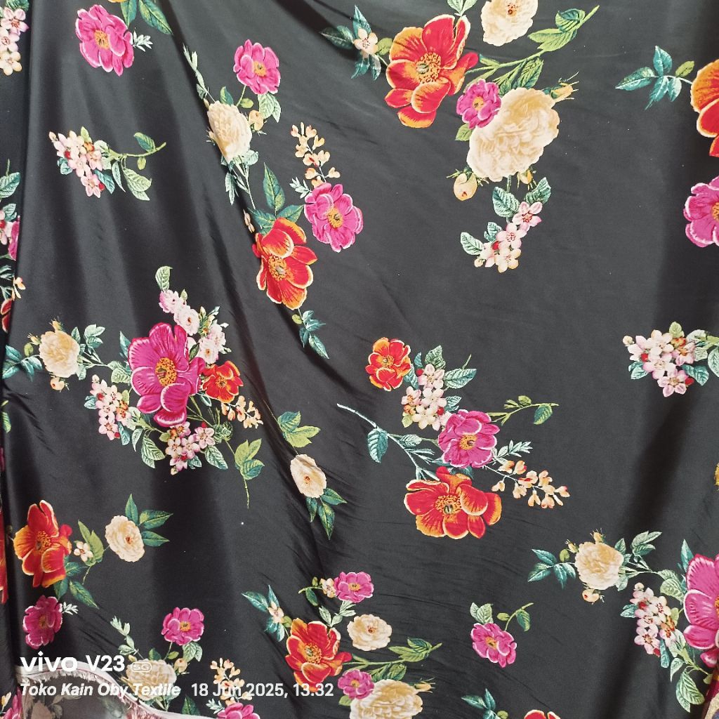 Kain Satin Motif Bunga Dasar Hitam Motif Mewah ( Harga 0,5 Meter )