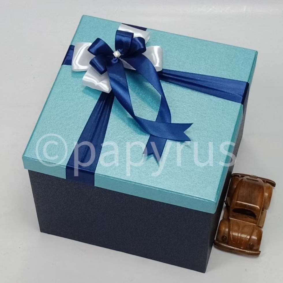 

PAPYRUS Kombinasi 30x30 Tinggi 20cm Kotak Kado Gift Box V3