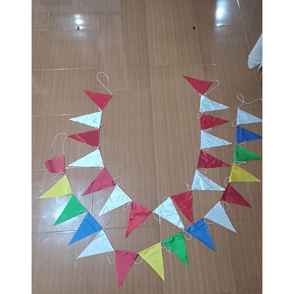 Umbul umbul segitiga renteng