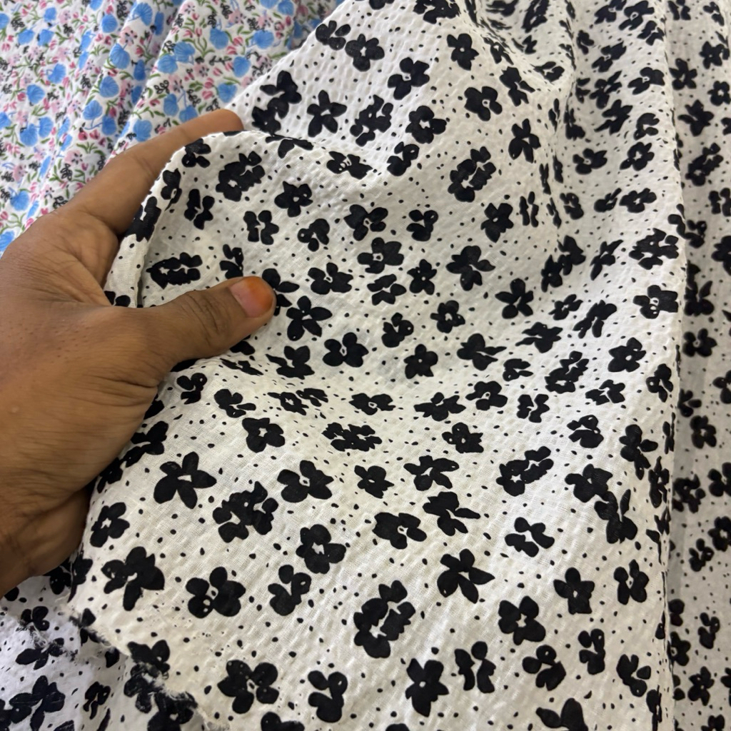 Kain Katun Motif Bunga Kecil Polkadot Premium – Katun Paris Crinkle Ori Cocok untuk Gamis, Dress, At