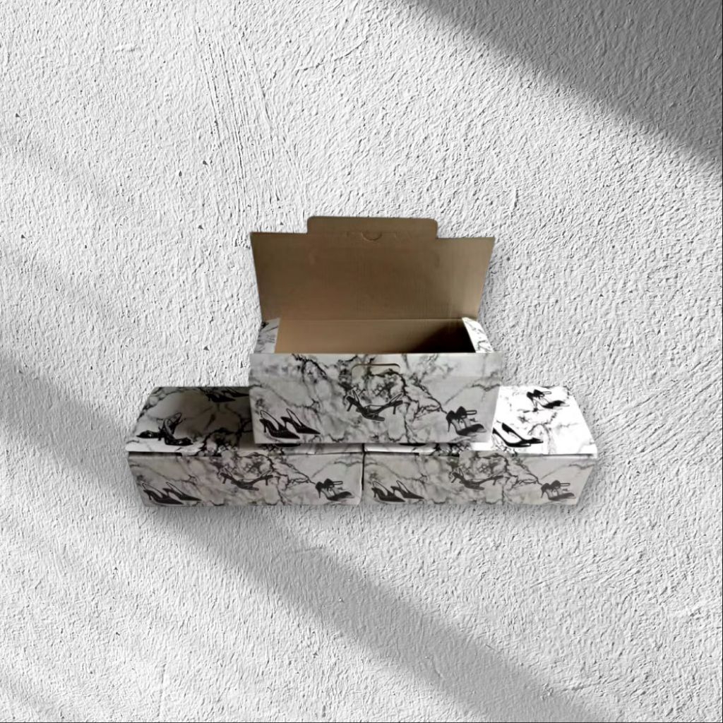 DUS BOX ber motif .UK.27.cm panjang dus13.cm lebar.      dus10.cm tinggi.     dusbuat UK sendal/sepa