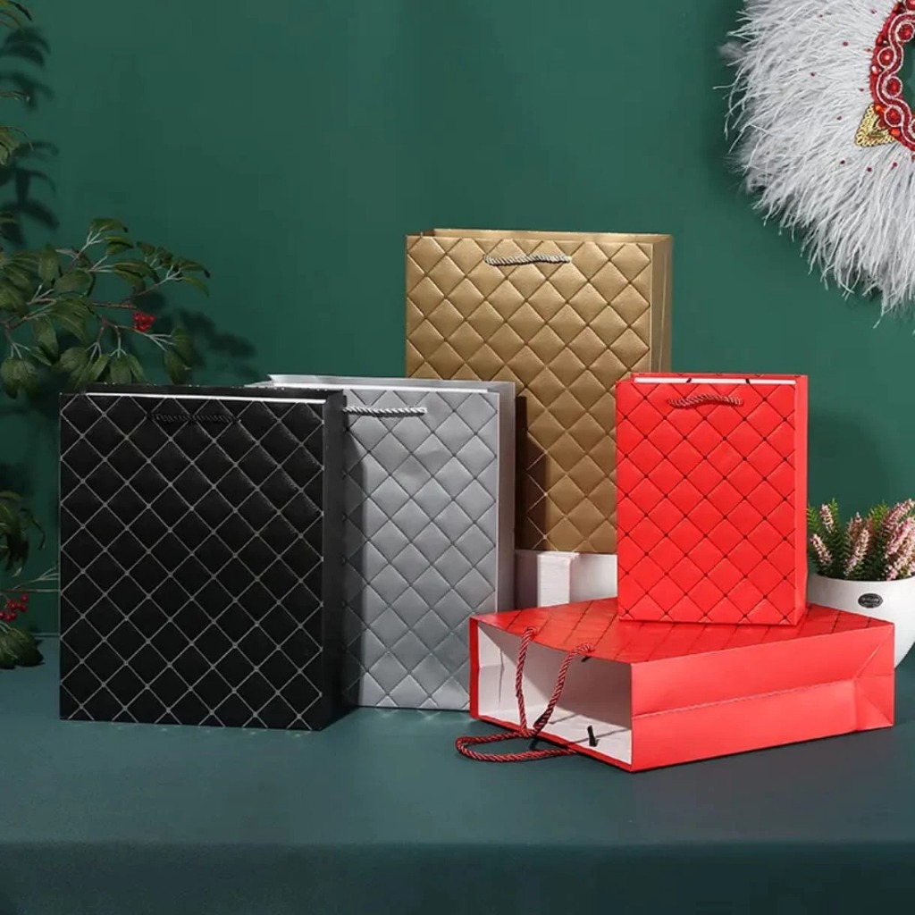 

Paper Bag Motif Emboss | Goodie Bag | Tas Belanja | Tas Souvenir