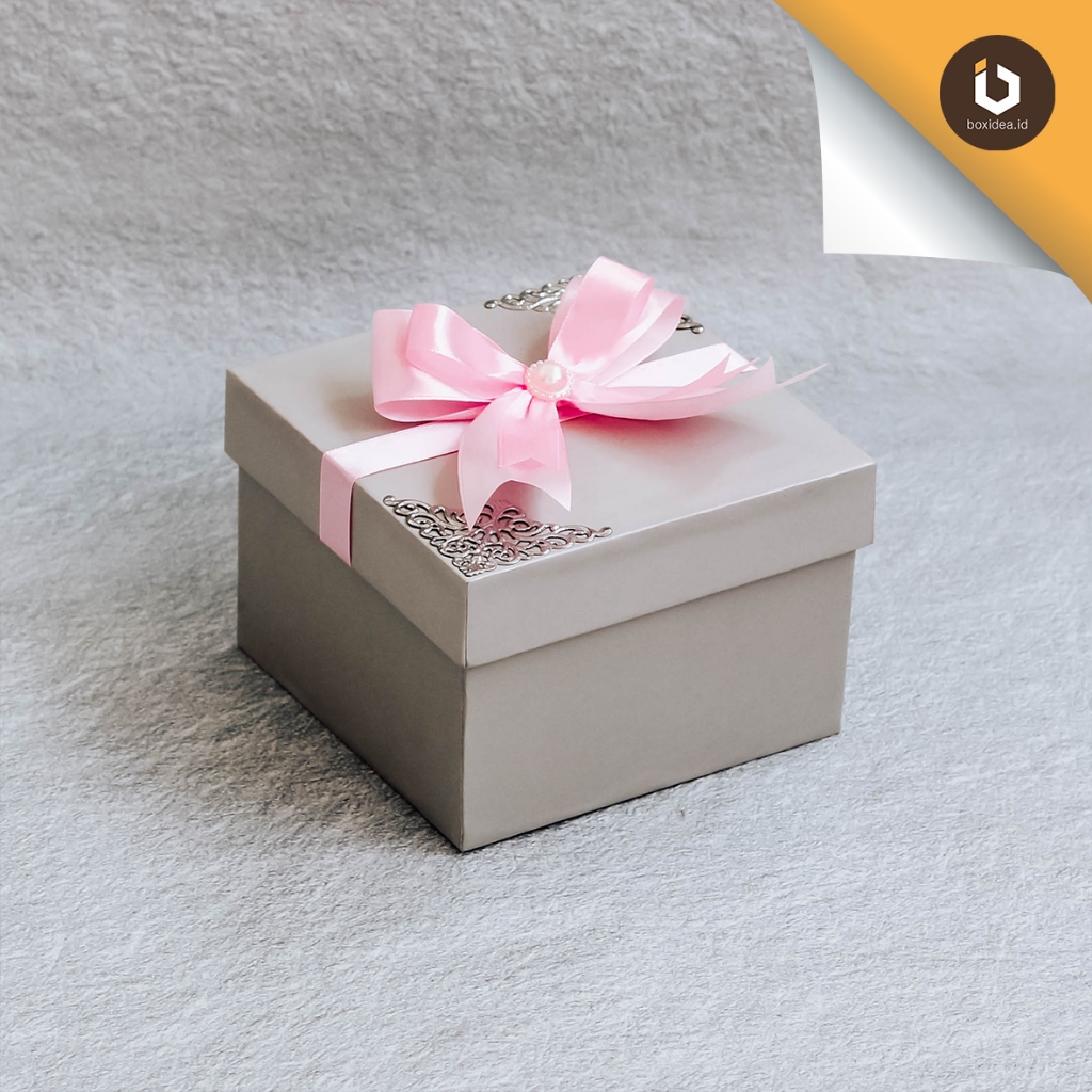 

Hard Box Tutup Pisah | Box Custom | Box Pita Uk. 15x15x10 cm | Box Hamper/Lebaran/Packaging