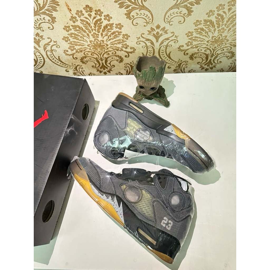 SEPATU AIR JORDAN 5 OFF WHITE