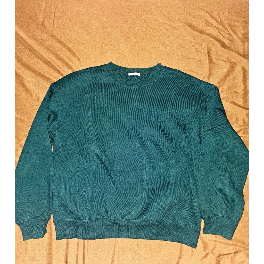 Crewneck GU Uniqlo warna Hijau botol.