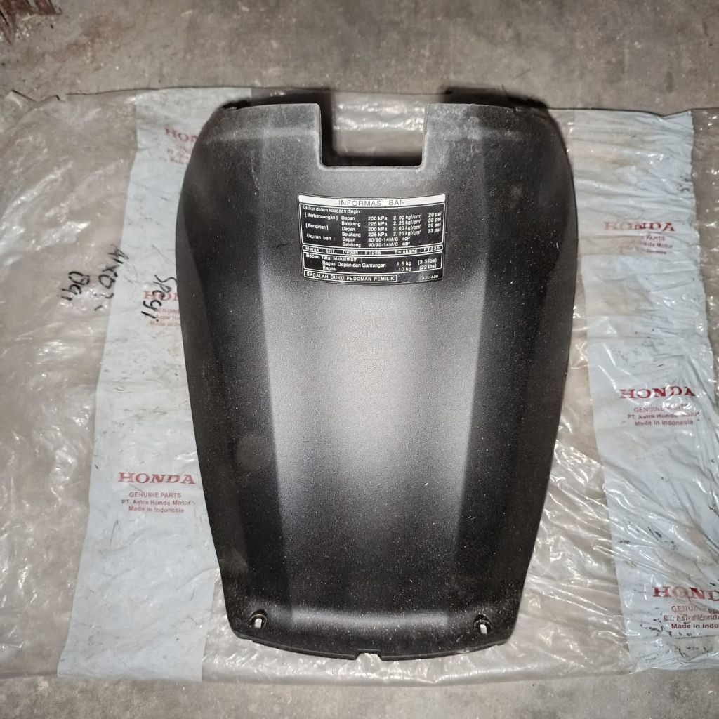 cover senter tutup bawah jok mesin honda spacy 80151-KZL-930ZA original AHM