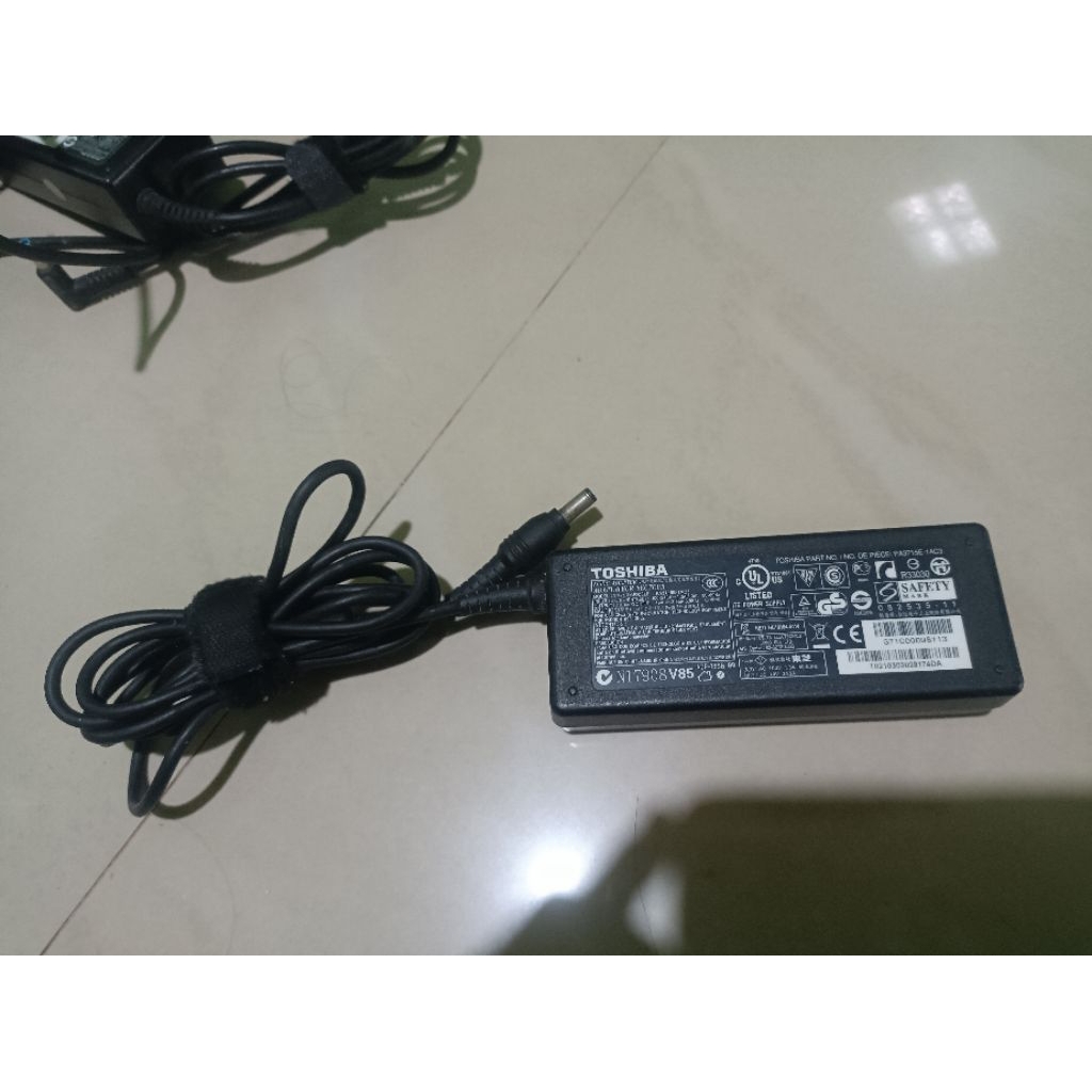 Adaptor cas laptop toshiba 19v 3.95a lubang standart original
