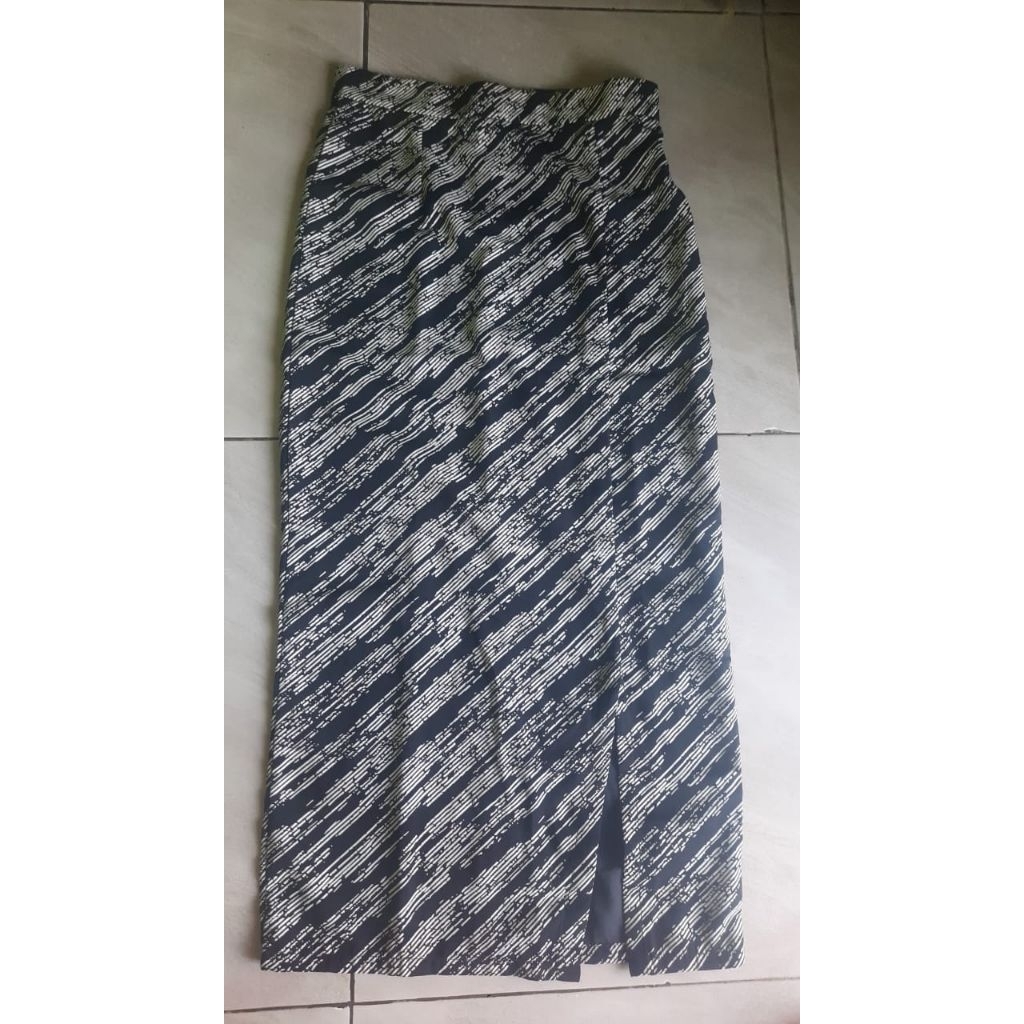 Preloved rok span satin