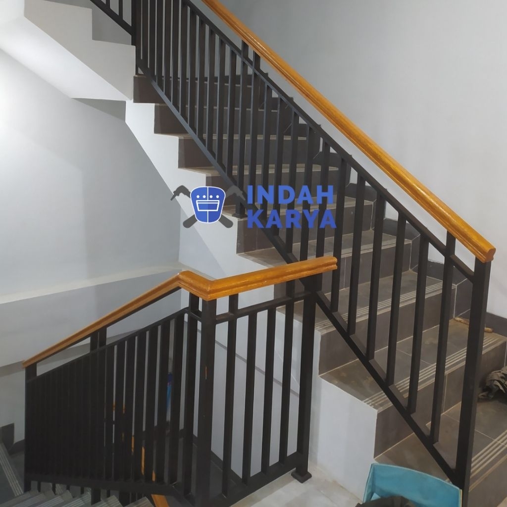 Railing tangga dan pagar balkon minimalis kombinasi handrail kayu besi hollow galvanis anti karat