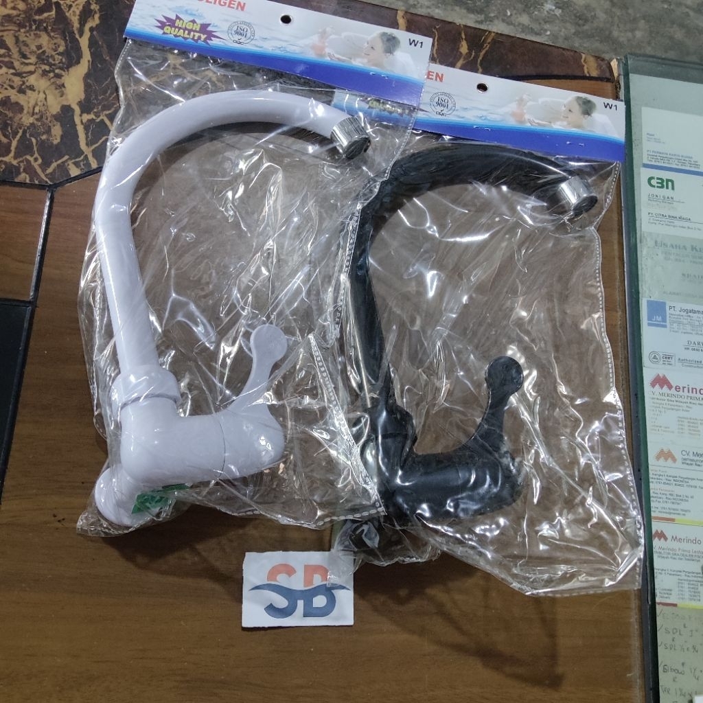 Kran angsa tembok engkol/putar  PVC Soligen / kran plastik hitam / kran plastik putih / kran soligen