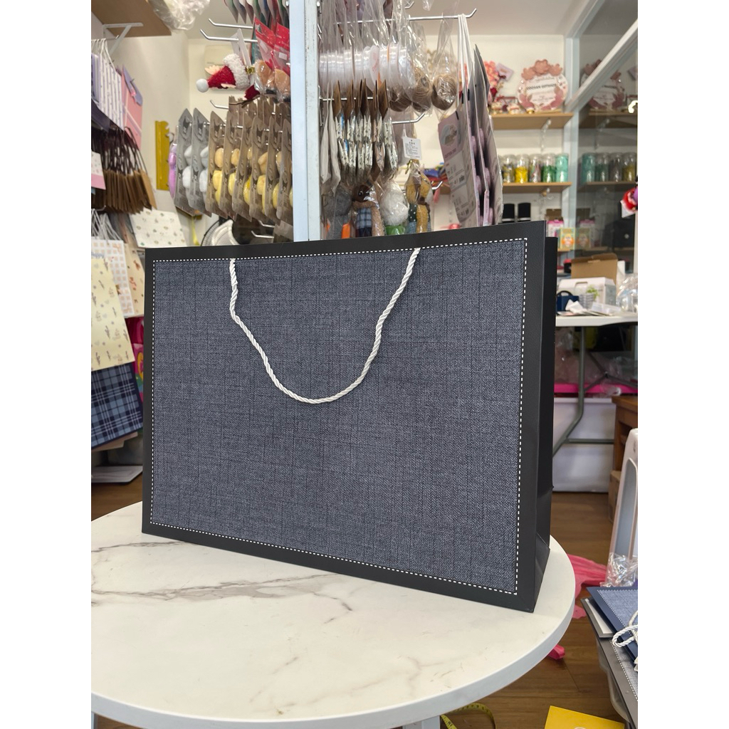 

Paper Bag Besar Motif Lucu Pink Biru Polos Hitam Abu Putih Kualitas Tinggi Premium Elegan